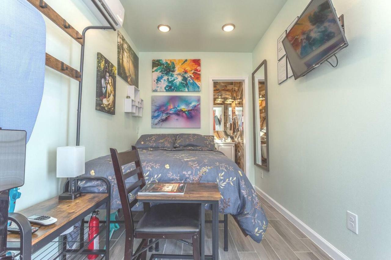 Apartment East Downtown Micro-luxe Container Living Pod #9